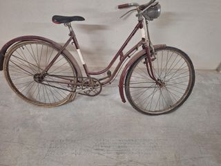 Bicicleta antigua de varillas