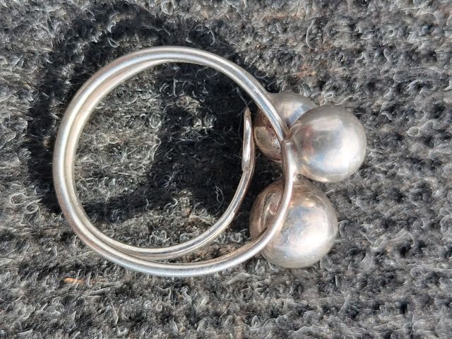 bonito anillo de plata de bolas