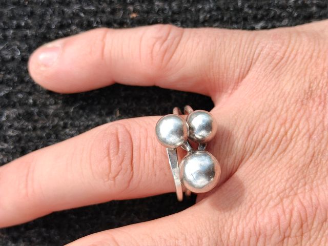 bonito anillo de plata de bolas