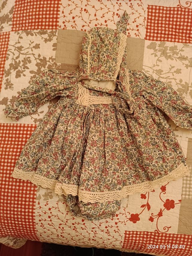 Vestido con ranita y capota