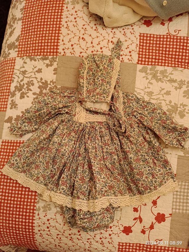 Vestido con ranita y capota