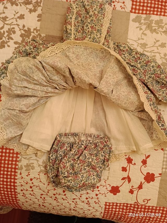 Vestido con ranita y capota