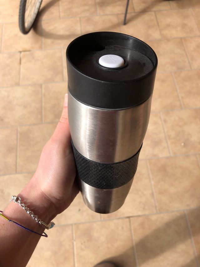 Tazza in metallo per caffe o bevanda da asporto