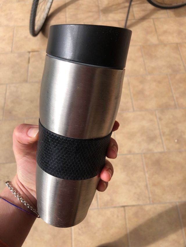 Tazza in metallo per caffe o bevanda da asporto