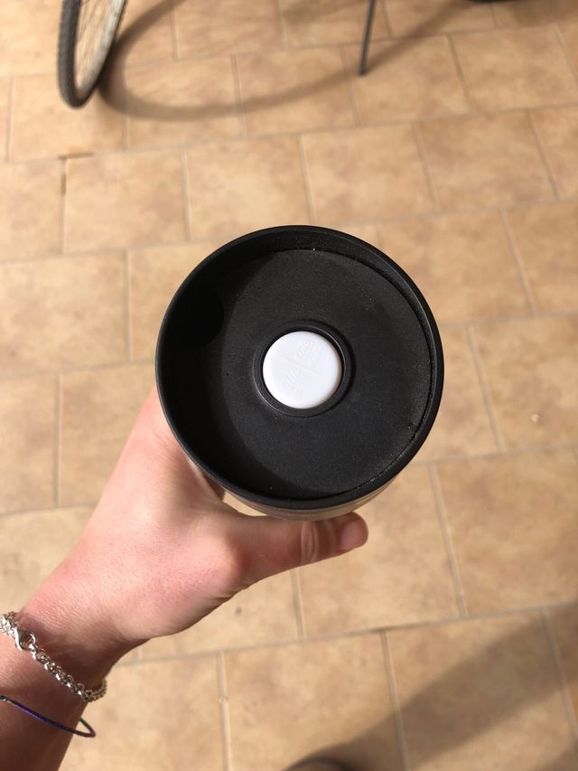 Tazza in metallo per caffe o bevanda da asporto