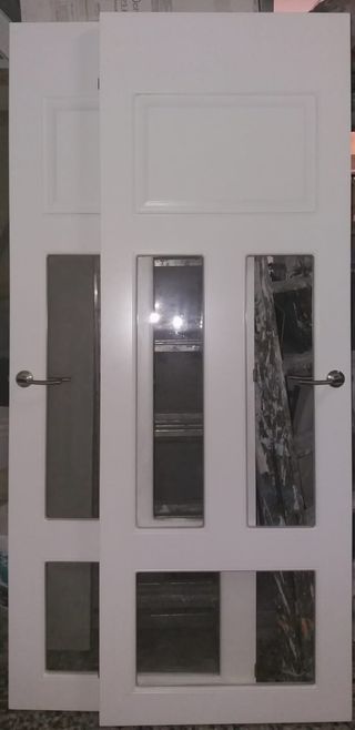 SE VENDE PUERTA DE MADERA CON CRISTAL BLANCA 