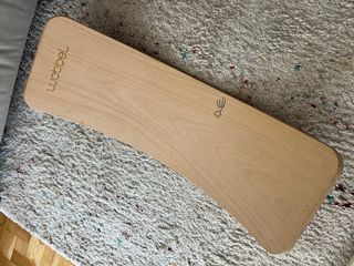 Tabla curva Montessori de madera Wobbel original