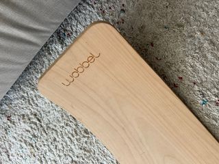 Tabla curva Montessori de madera Wobbel original