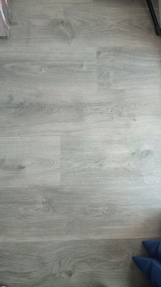 Suelo laminado gris AC5