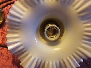 LAMPARA C/ANTIGUA TULIPA OPALINA DISEÑO DE FLOR