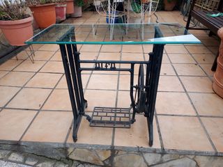 Mesa auxiliar hierro y cristal