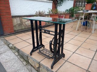 Mesa auxiliar hierro y cristal