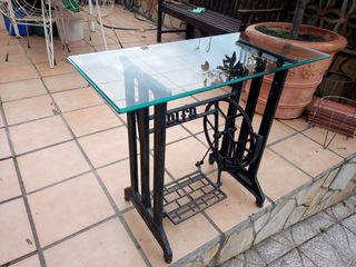 Mesa auxiliar hierro y cristal