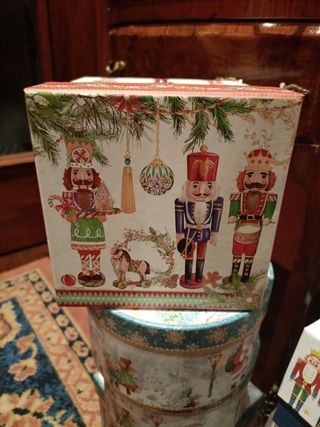 CAJA NUEVA CUADRADA CASCANUECES 