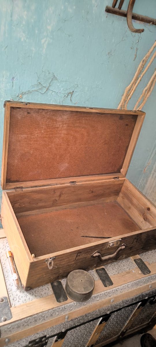 Maleta de madera antigua