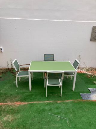 MESA DE TERRAZA Y 4 SILLAS de Aluminio