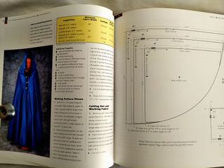 THE FOLKWEAR BOOK OF ETHNIC CLOTHING - PATRONES