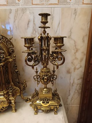Candelabros dorados y relog