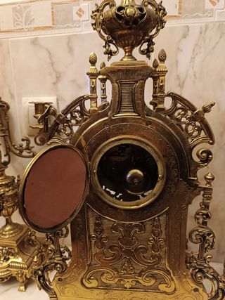 Candelabros dorados y relog