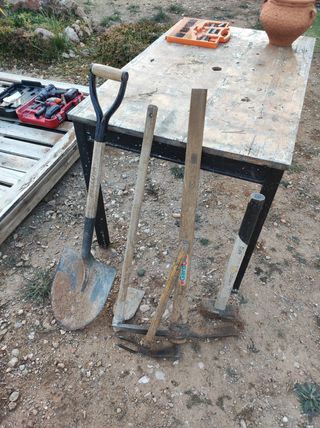 Herramientas BELLOTA . Pico, pala, mazo, azada