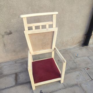 Reclinatorio antiguo silla de madera con asiento