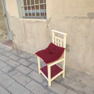 Reclinatorio antiguo silla de madera con asiento