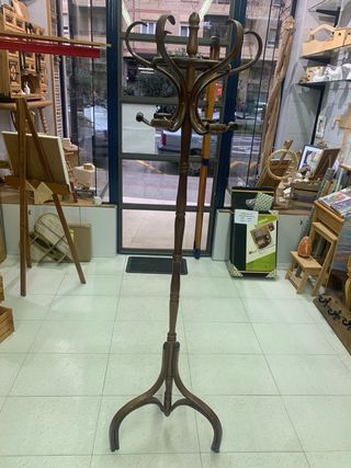 Perchero pie estilo Tonet