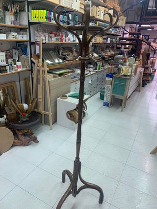 Perchero pie estilo Tonet