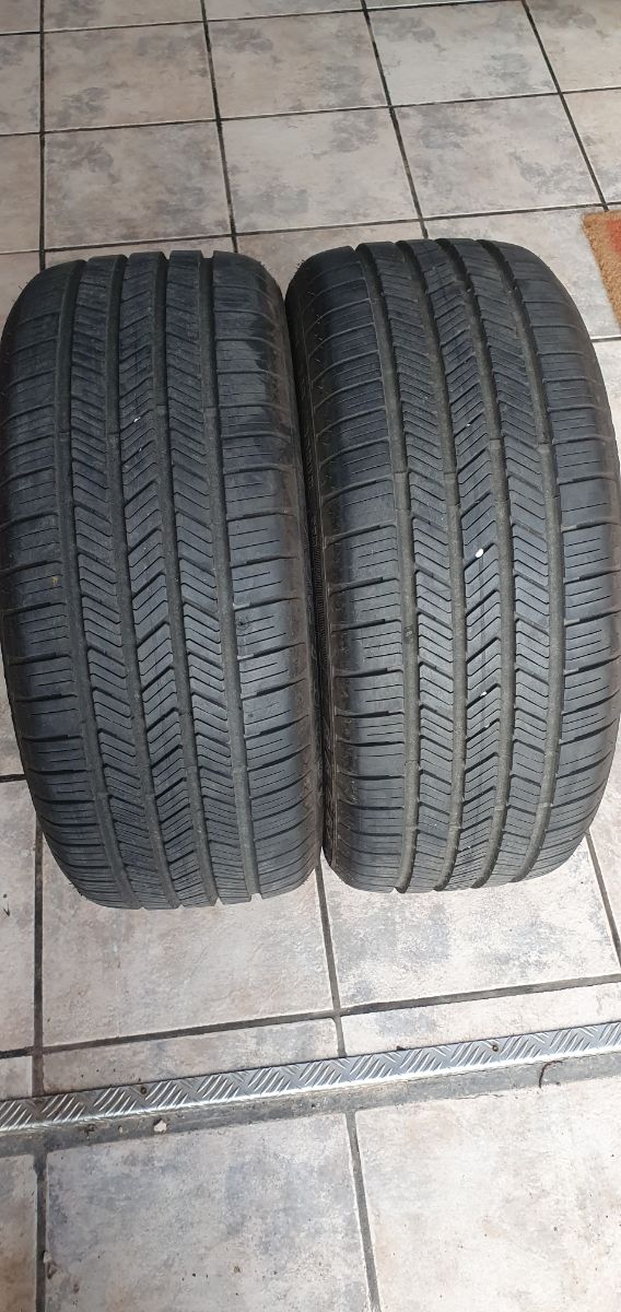 Dos neumáticos goodyear