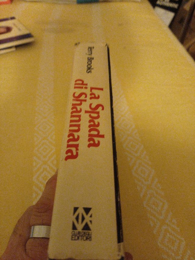 Libro romanzo "la spada di shannara"
