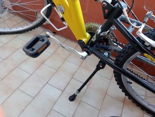 Bicicleta amarilla adolescente-niño
