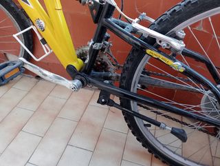 Bicicleta amarilla adolescente-niño