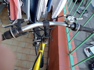Bicicleta amarilla adolescente-niño
