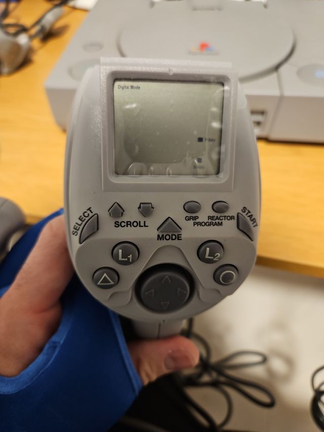 Strano controller + 1 gioco per Playstation 1