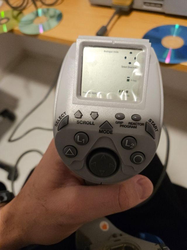 Strano controller + 1 gioco per Playstation 1