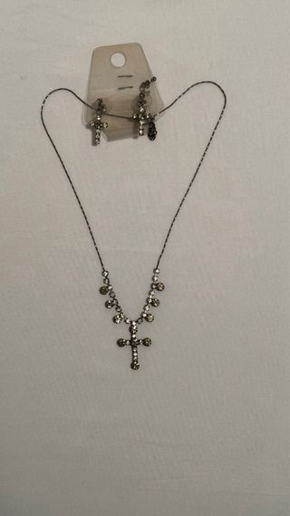 Collar y pendientes brillantes forma de cruz