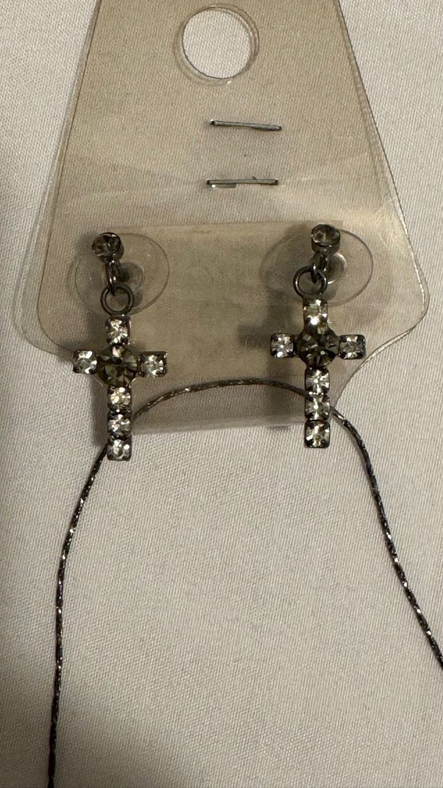 Collar y pendientes brillantes forma de cruz