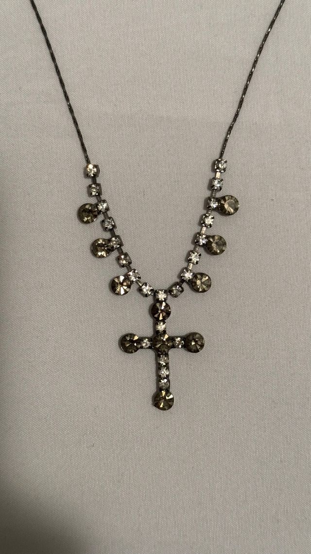Collar y pendientes brillantes forma de cruz