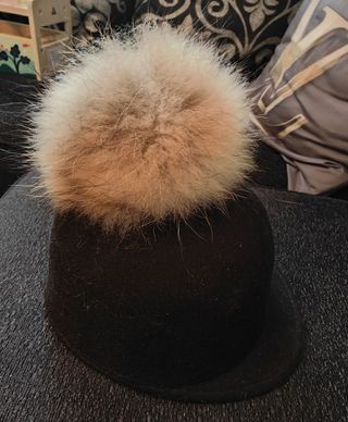 Gorra negra con ponpom