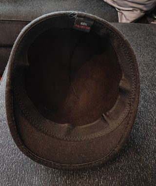 Gorra negra con ponpom