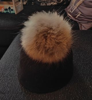 Gorra negra con ponpom