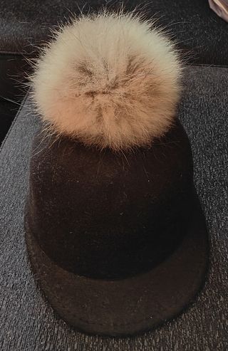 Gorra negra con ponpom