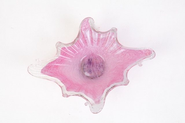 Cuenco de cristal con pie de metal