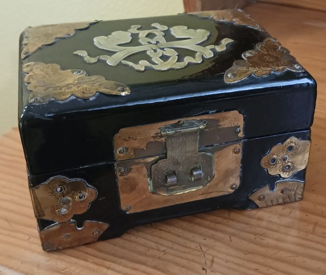 Caja joyero vintage de madera y laton