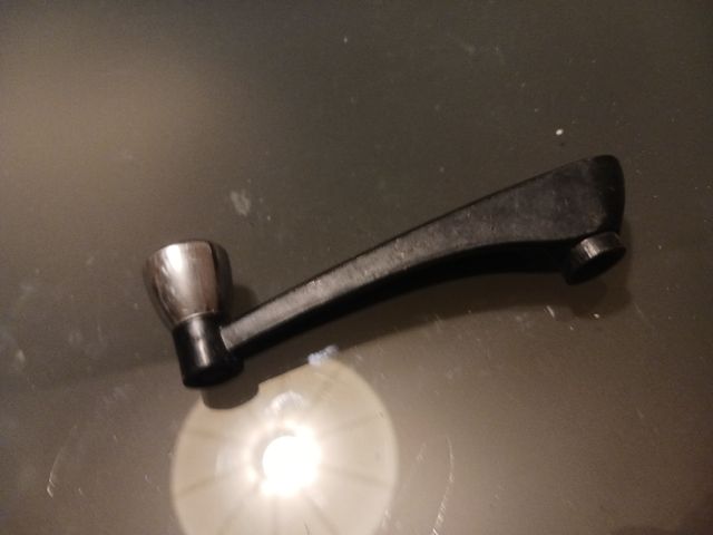 Manera elevalunas Seat.