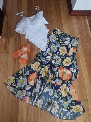 Conjunto de falda, body y sandalias 
