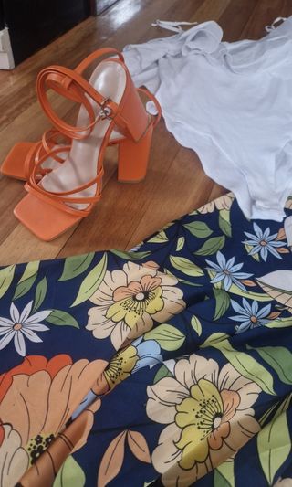 Conjunto de falda, body y sandalias 