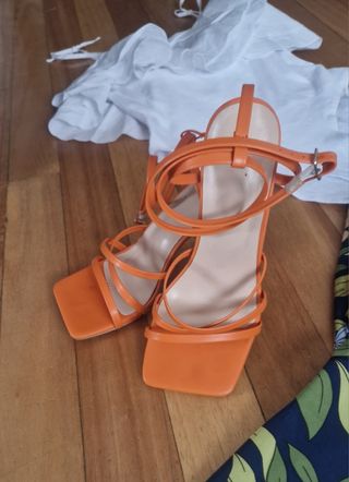 Conjunto de falda, body y sandalias 