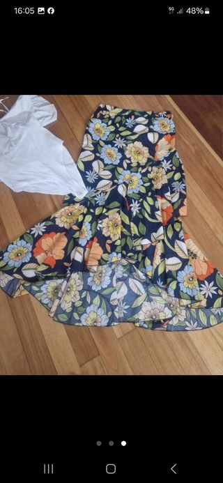 Conjunto de falda, body y sandalias 