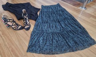 Conjunto de falda y body y sandalias 